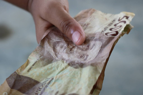 Ινδονησιακά τραπεζογραμμάτια κατέχονται από μικρά παιδιά - Φωτογραφία, εικόνα