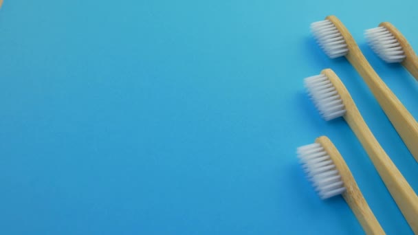 Μαύρο και άσπρο μπαμπού οδοντόβουρτσες - Πλάνα, βίντεο