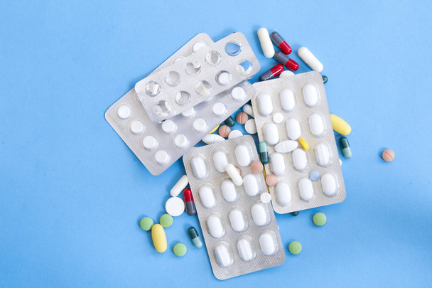 Różne leki, Medycyna i tabletki, niebieskie tło - Zdjęcie, obraz