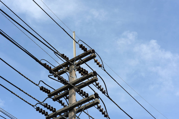 Strommastdrähte auf Himmelshintergrund  - Foto, Bild
