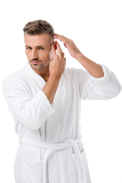 adulte homme en peignoir vérifier lui-même pour la perte de cheveux isolé sur blanc
 - Photo, image