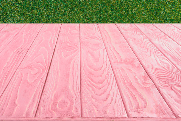  pinkki puinen lankkuja vihreä ruoho tausta
 - Valokuva, kuva