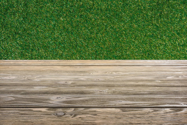 malli ruskea puulattia vihreä ruoho taustalla
 - Valokuva, kuva
