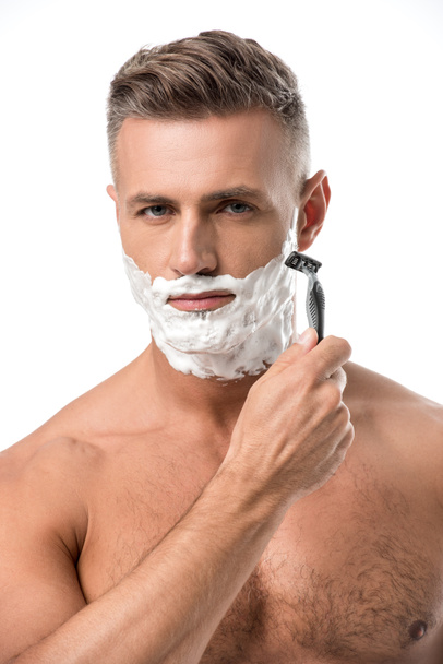 hombre seguro de sí mismo con espuma en el afeitado facial con afeitadora aislada en blanco
 - Foto, imagen