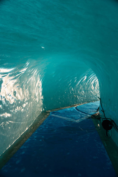 Widok wnętrza komputera lodowiec Mer de Glace, Alpy Francuskie w pobliżu Chamonix, Haute-Savoie, Francja. - Zdjęcie, obraz