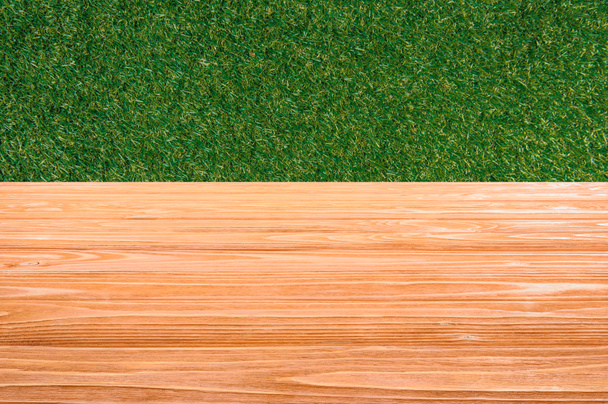 modèle de plancher en bois orange avec herbe verte sur le fond
 - Photo, image