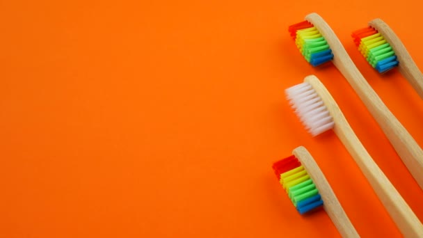 Spazzolini da denti in legno bianchi e arcobaleno
 - Filmati, video
