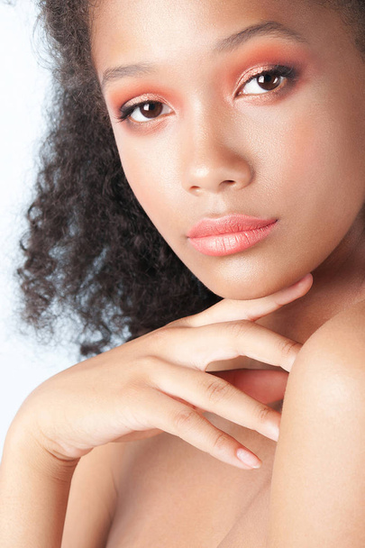 junge schöne schwarze Mädchen mit sauberer, perfekter Haut in Nahaufnahme. Schönheitsporträt - Foto, Bild