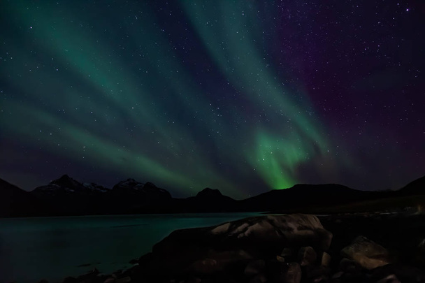 Şaşırtıcı Aurora Borealis Kuzey Norveç (Kvaloya), dağ ve deniz içinde belgili tanımlık geçmiş - Fotoğraf, Görsel