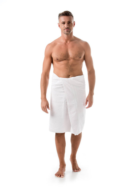 happy muscular shirtless man wrapped in towel posing isolated on white - Foto, Bild