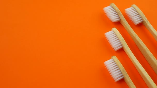 Άσπρο ξύλινες οδοντόβουρτσες - Πλάνα, βίντεο