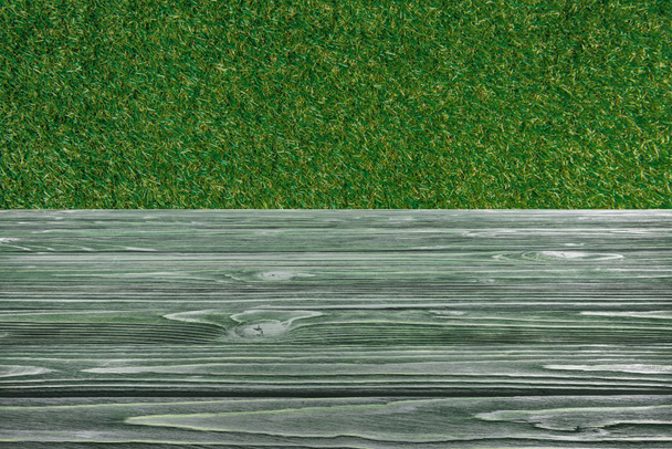 template of dark green wooden floor with green grass on background - Foto, Imagem