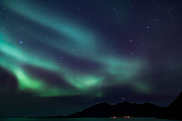Incríveis luzes do norte na Noruega do Norte (Kvaloya), montanhas ao fundo
 - Foto, Imagem