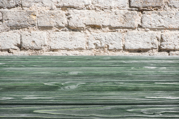 modelo de piso de madeira verde escuro com parede de tijolo branco no fundo
 - Foto, Imagem