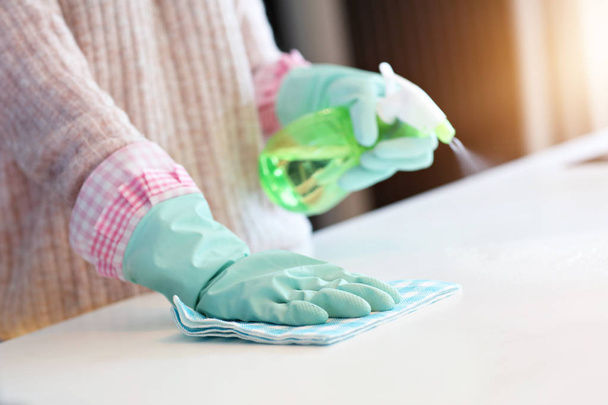 Счастливая женщина уборка кухни столешницы
 - Фото, изображение
