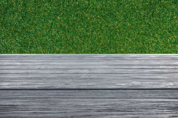 gabarit de plancher en bois gris sur fond d'herbe verte
  - Photo, image