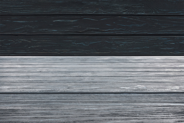 Vorlage aus grauem Holzboden auf schwarzem Plankenhintergrund  - Foto, Bild
