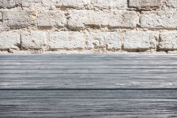 plantilla de piso de madera gris con pared de ladrillo blanco sobre fondo
  - Foto, Imagen