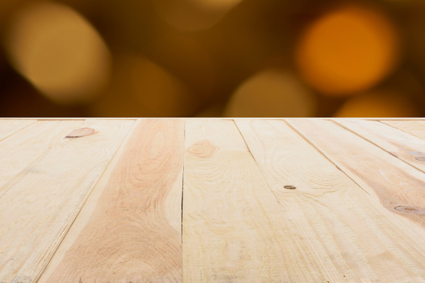 Vorlage für beigen Holzboden aus Brettern auf unscharfem orangefarbenem Hintergrund - Foto, Bild