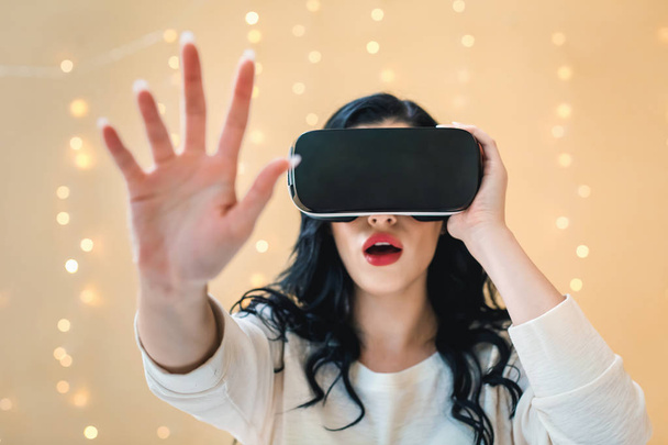 Young woman using a virtual reality headset - Foto, afbeelding