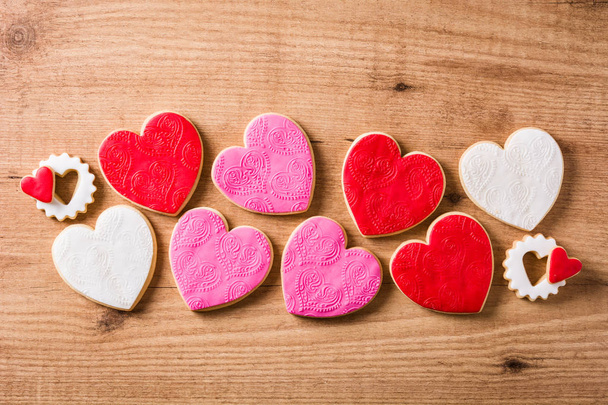 Szív alakú cookie-kat a Valentin-nap a fából készült asztal. - Fotó, kép