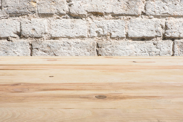 Šablona béžové dřevěné podlahy na cihlovou zeď na pozadí - Fotografie, Obrázek