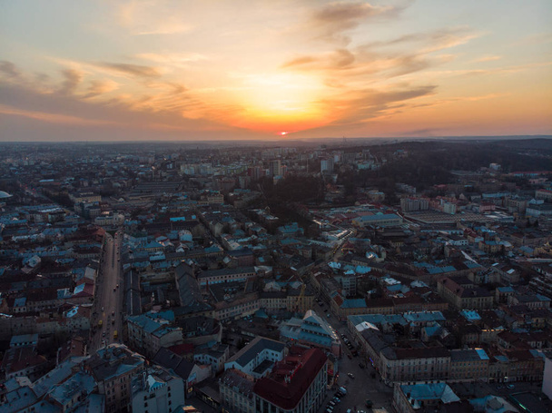 tramonto di bellezza sulla vecchia città europea. vista a volo d'uccello
 - Foto, immagini