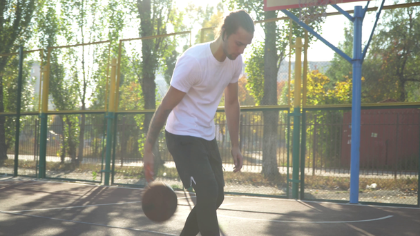 Adulto masculino está treinando habilidades de basquete ao ar livre
 - Filmagem, Vídeo