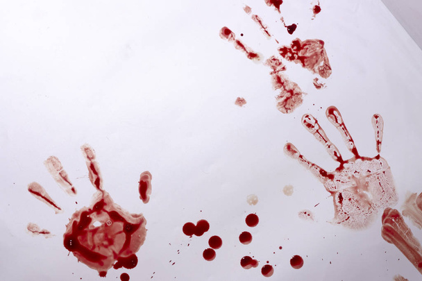 Κοντινό κόκκινο αποτύπωμα της παλάμης αιματηρή σε λευκό φόντο - Φωτογραφία, εικόνα