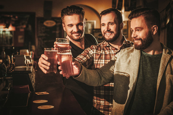 Régi barátok, szórakozás, és ivott inspirációk: a csapolt sör pub. - Fotó, kép