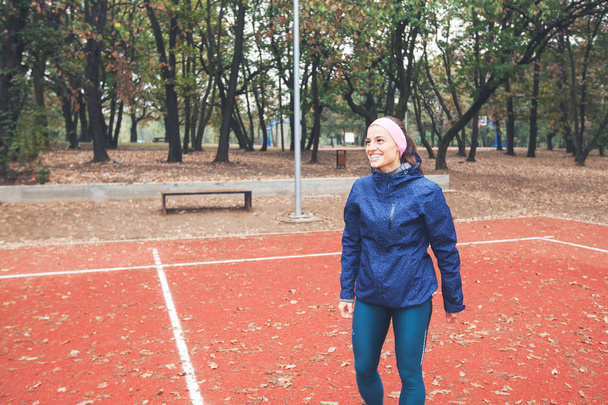 Mujer deportiva feliz listo para el entrenamiento al aire libre
. - Foto, Imagen