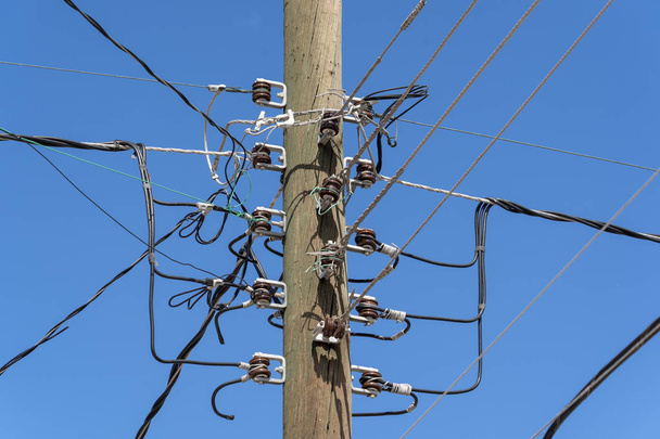 Elektrik kabloları dolaştırmak eski ahşap yayında - Fotoğraf, Görsel