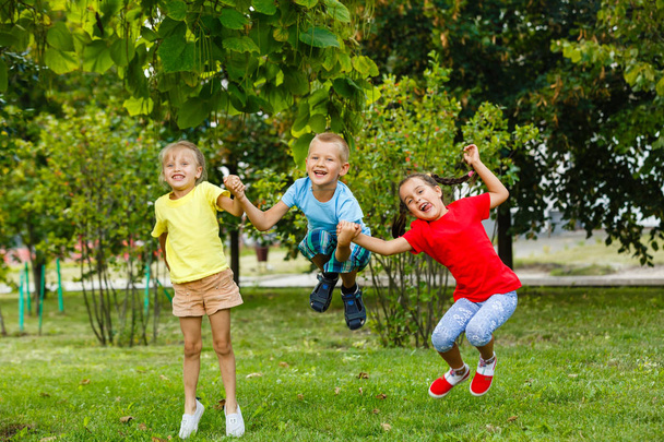 Küçük çocuklar eğleniyor yeşil Bahar Parkı - Fotoğraf, Görsel