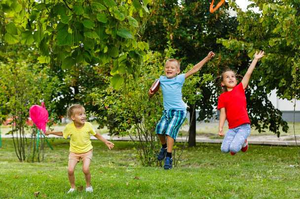 Τα παιδιά διασκεδάζουν στο πάρκο πράσινο άνοιξη - Φωτογραφία, εικόνα