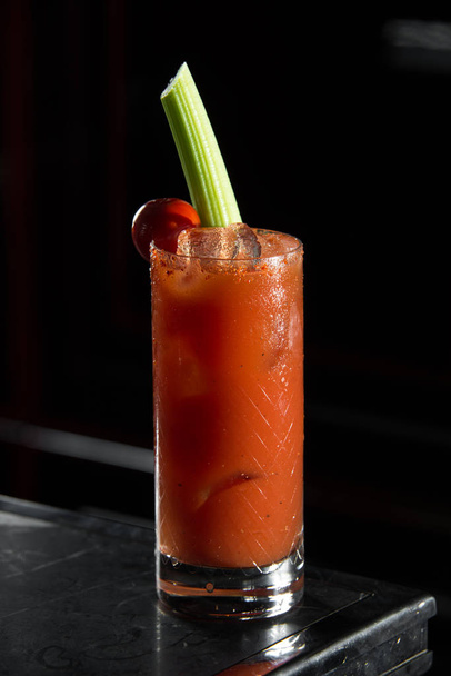 Bloody Mary em uma mesa de bar. fundo preto
. - Foto, Imagem