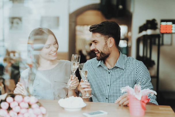 Smile Family Drinking Champagne. Romantic Day with Handsome Man and Beautiful Girl. Flower for Beautiful Girl. Drinking and Happy on Day 8 March. Holiday 8 March. Springtime with Girl and Handsome Man - Foto, imagen