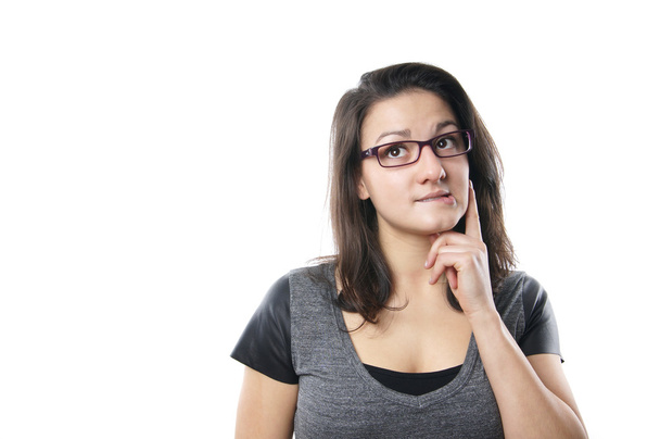 bezorgd jonge vrouw met een bril - Foto, afbeelding