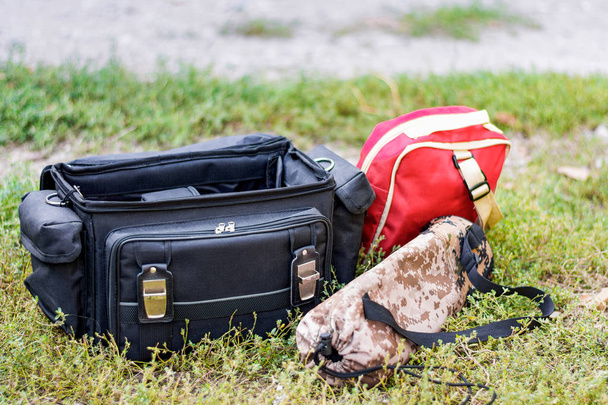 Kamera, bir tripod ve kırmızı bir sırt çantası için çanta açın. Seyahat fotoğrafçı için kiti. - Fotoğraf, Görsel