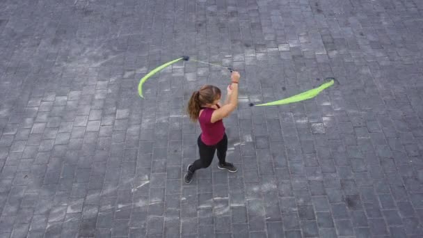 mujer adolescente balanceo bandas en un paisaje urbano
 - Imágenes, Vídeo