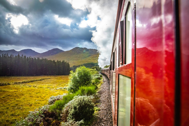Schotland, Glenfinnan spoorwegviaduct in Schotland met de Jacobite - Foto, afbeelding