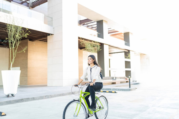 Kendine güvenen girişimci ofise bisikletle seyahat tarafından çevre kaydetme - Fotoğraf, Görsel