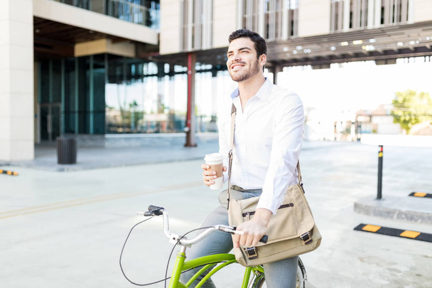 Jovem profissional fazendo uma pausa de andar de bicicleta na rua da cidade
 - Foto, Imagem
