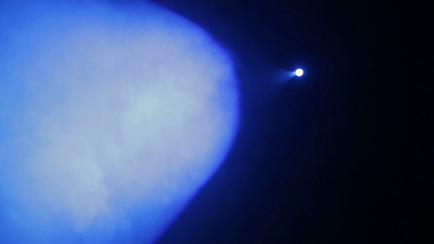 Duman duman bir makineden bir spot ışığı mavi bir ışık huzmesi ile sahne aydınlatma - Video, Çekim