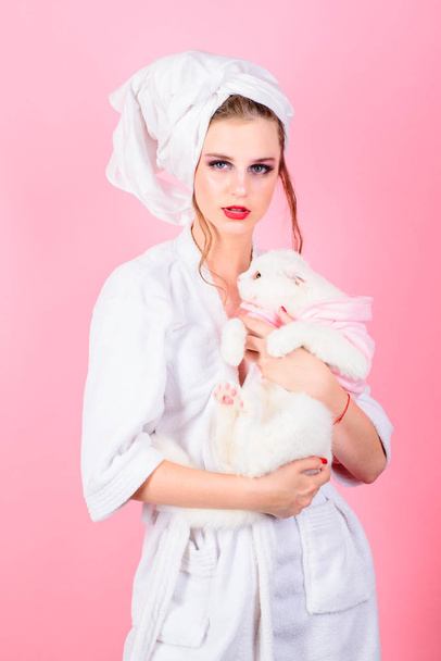 Makeup cosmetics and skincare. Beauty salon and hairdresser. Fashion jewelry and accessory. Fashion portrait of woman. woman with fashion makeup hold white cat. She is really cute. morning bath. - Foto, Imagen