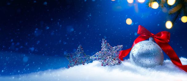 ブルー クリスマス グリーティング カードの背景やシーズンの休日バナー - 写真・画像