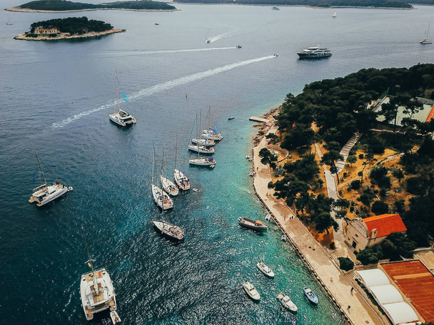 Foto vista aérea do porto pitoresco com veleiros e iates
 - Foto, Imagem