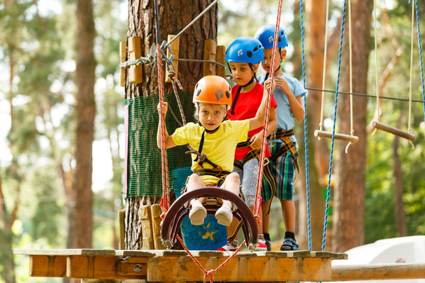 Lächelnde Jungen und Mädchen in Helmen spielen im Extrempark - Foto, Bild