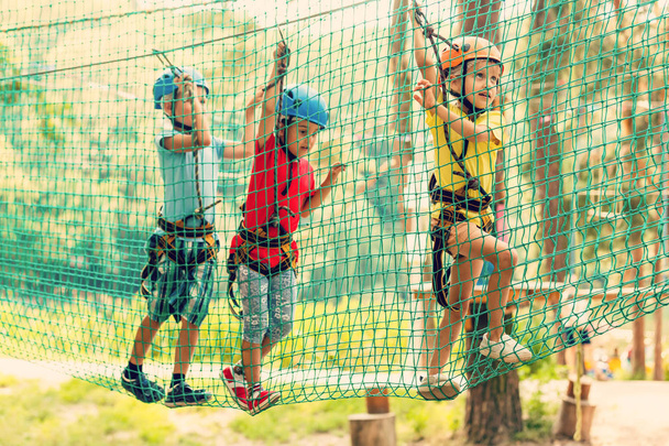 Lachende jongen en meisjes in helmen spelen in extreme Park - Foto, afbeelding