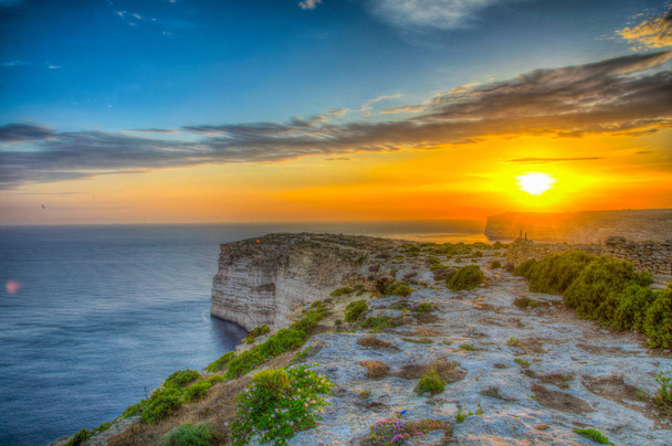 Sonnenuntergang Blick über die Ta-Cenc-Klippen auf Gozo, Malz - Foto, Bild