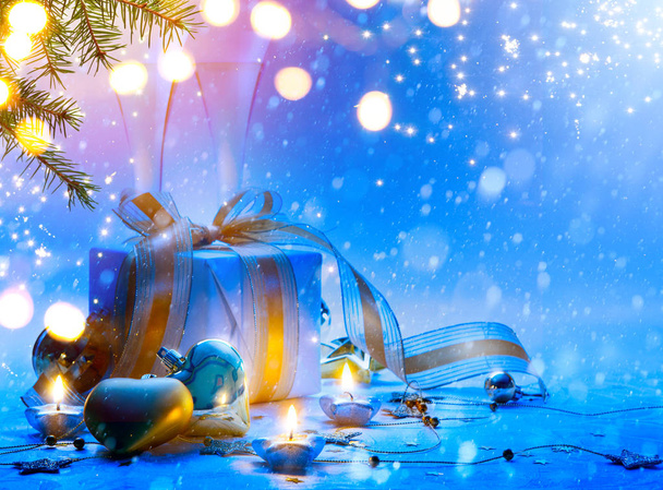  クリスマス ツリー、クリスマス ギフト用の箱および休日飾り;クリスマス招待状のカード背景   - 写真・画像